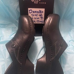 Dansko clogs size 9. (40)